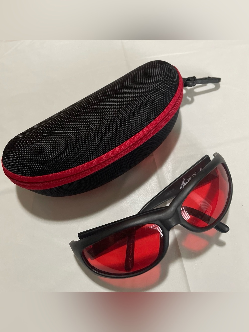 Vintage Arnette 1990s Catfish Red Lenses Men's Black Wrap Sunglasses & Case